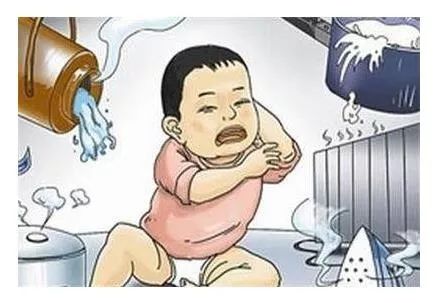一岁幼童被一壶开水烫伤惊险一幕,一岁男童碰到热水壶全身重度烧伤