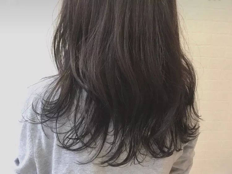 染了亚麻色好黄,发廊亚麻色染出来什么效果