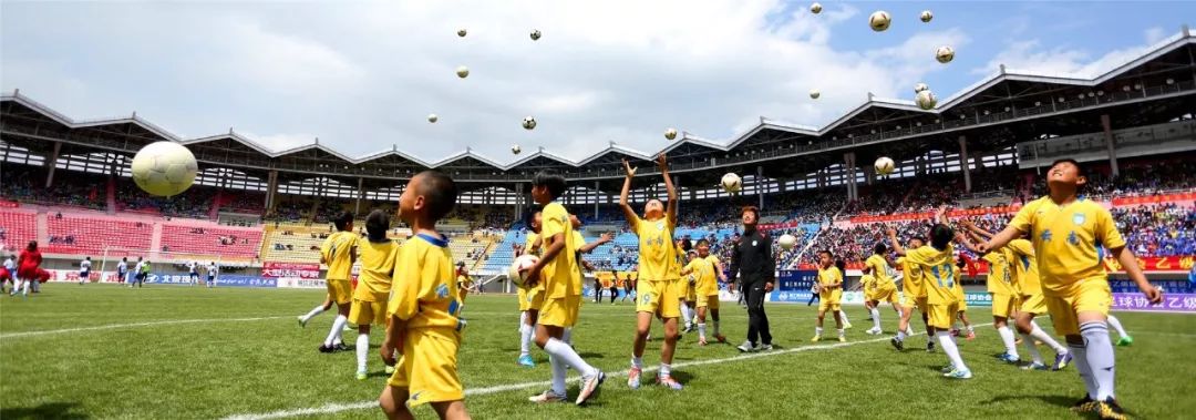 雪山下的篮球场,定日县雪山下的足球场