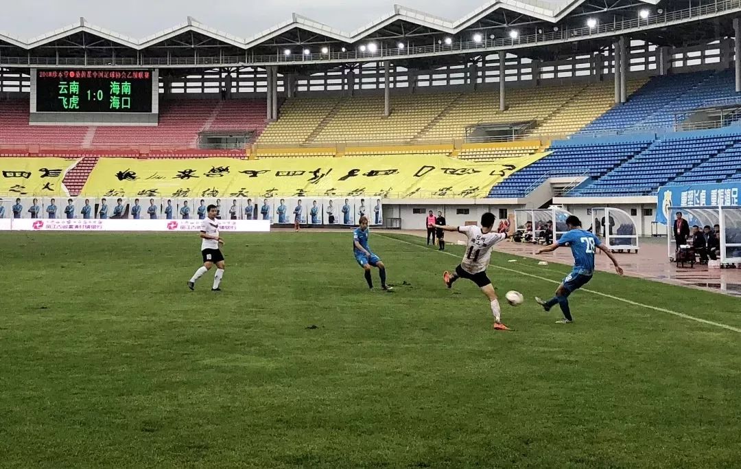 雪山下的篮球场,定日县雪山下的足球场