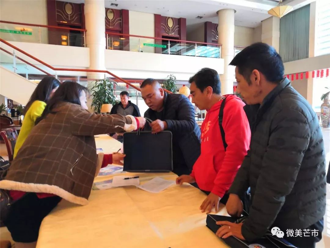 政协委员报到访谈,聚焦两会热点倾听代表声音