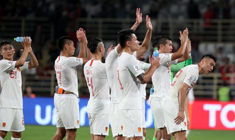 国足5分钟3个世界级停球,30秒停球10米远国足这脚什么水平