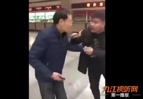 「117早安！九江」九江土壕阳台惊呆路人；打完麻药医生玩失踪；女员工街头集体跪地爬行；试卷现“鸡汤”提示语