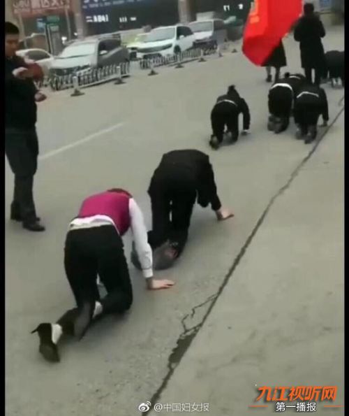 「117早安！九江」九江土壕阳台惊呆路人；打完麻药医生玩失踪；女员工街头集体跪地爬行；试卷现“鸡汤”提示语