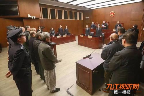 「117早安！九江」九江土壕阳台惊呆路人；打完麻药医生玩失踪；女员工街头集体跪地爬行；试卷现“鸡汤”提示语