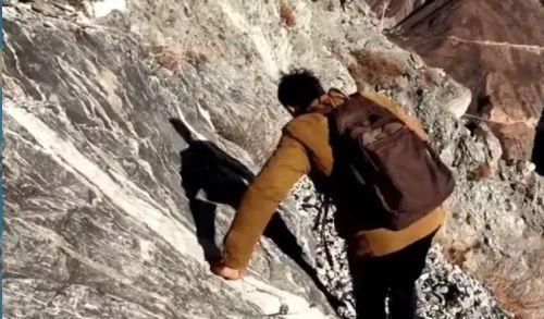 「117早安！九江」九江土壕阳台惊呆路人；打完麻药医生玩失踪；女员工街头集体跪地爬行；试卷现“鸡汤”提示语