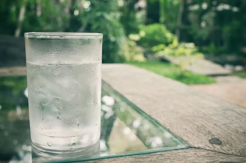 唇裂唇干用什么口红,长期唇干唇裂脱皮怎么回事