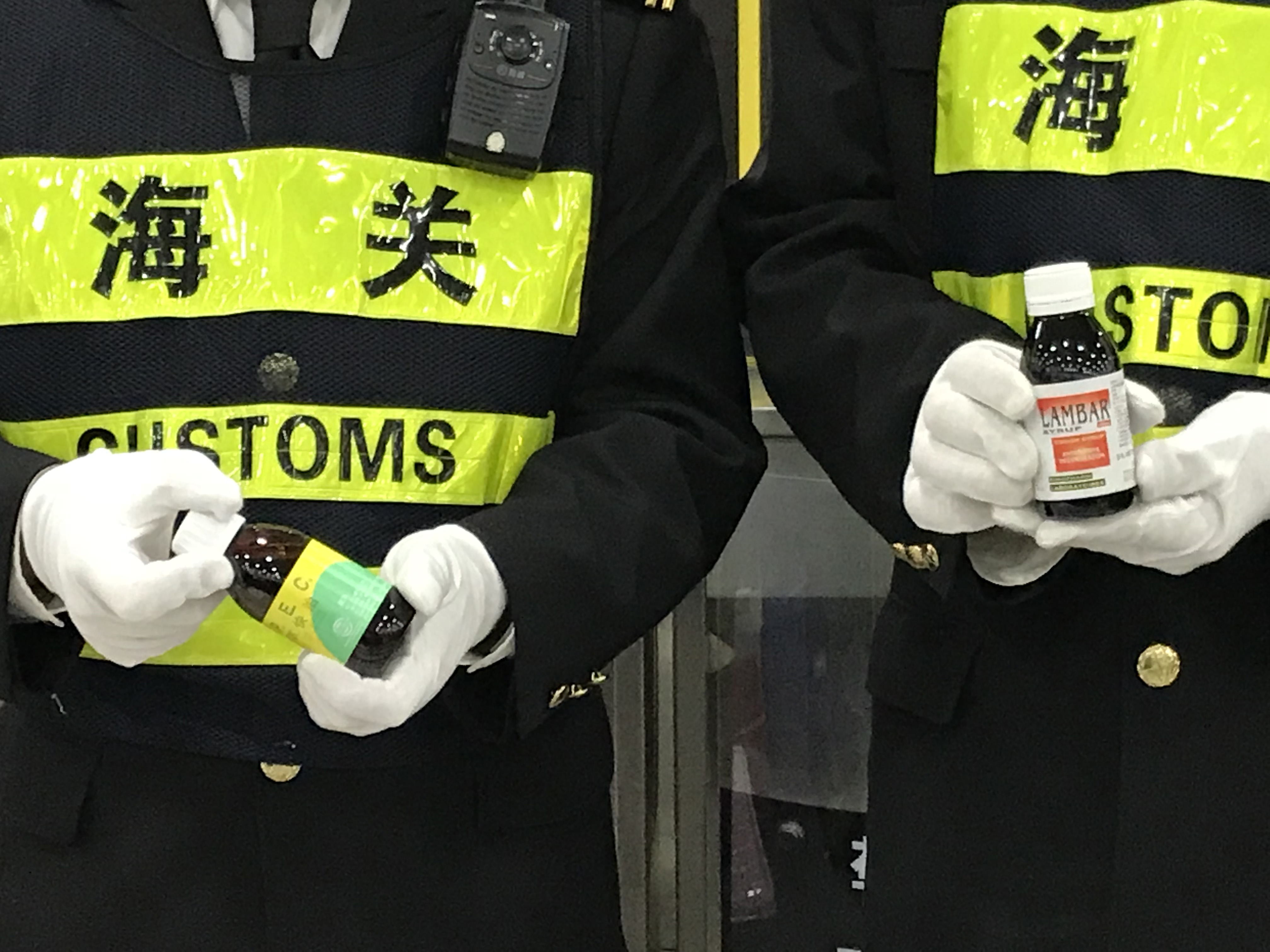 皇岗海关查获近百瓶“止咳水”，为去年以来最大单宗案件