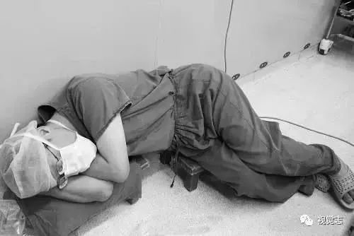 连续熬夜长出毛尾巴,20岁大学生连续熬夜长出毛尾巴