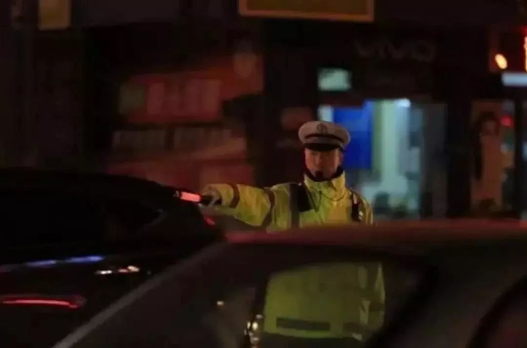 连续熬夜长出毛尾巴,20岁大学生连续熬夜长出毛尾巴