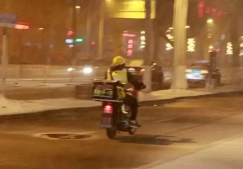 连续熬夜长出毛尾巴,20岁大学生连续熬夜长出毛尾巴