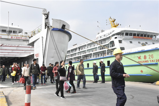 春运首日回家完整视频,春运首日下一站回家