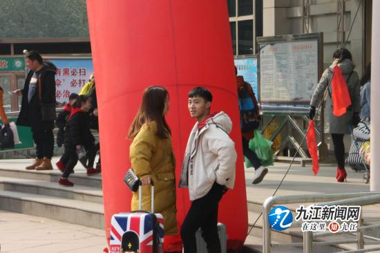 长途火车的离别,火车站与亲人离别视频