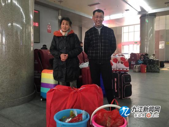 长途火车的离别,火车站与亲人离别视频