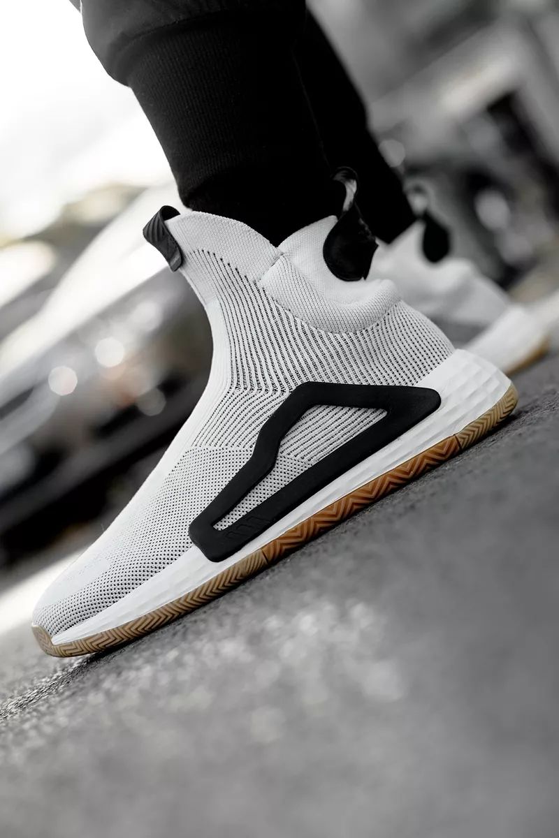 新款adidas休闲鞋,adidas最新推出的超轻跑鞋