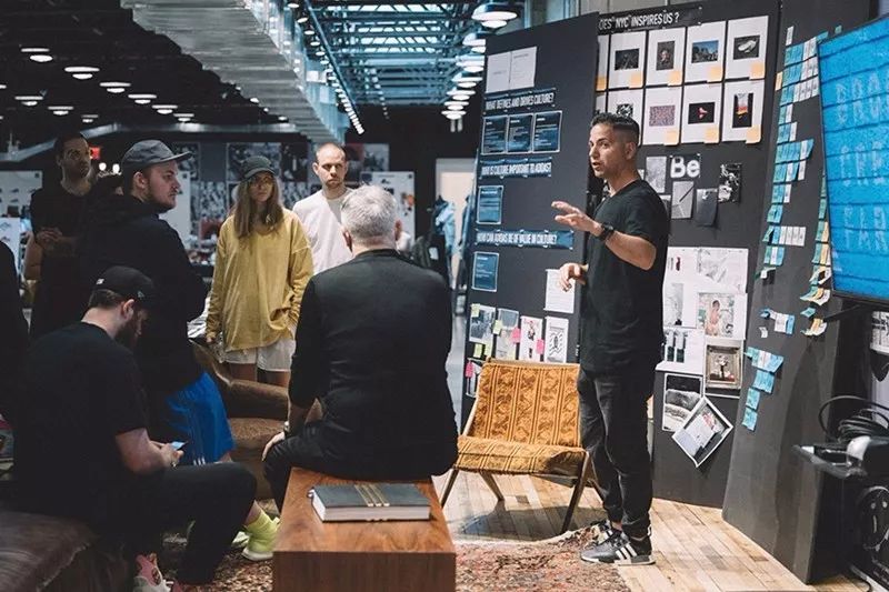 新款adidas休闲鞋,adidas最新推出的超轻跑鞋