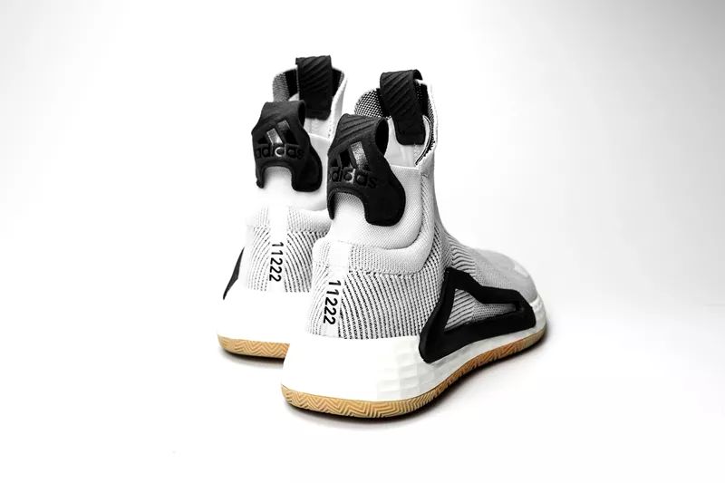 新款adidas休闲鞋,adidas最新推出的超轻跑鞋