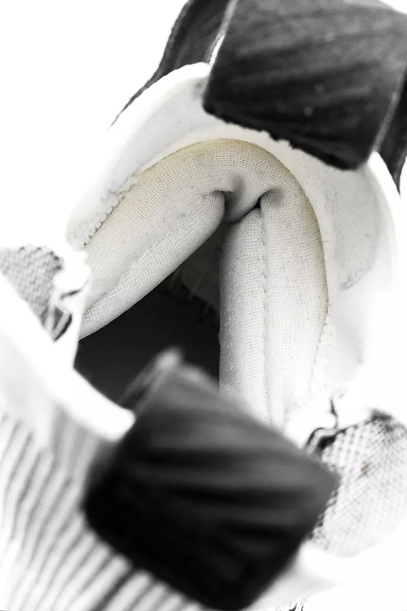 新款adidas休闲鞋,adidas最新推出的超轻跑鞋