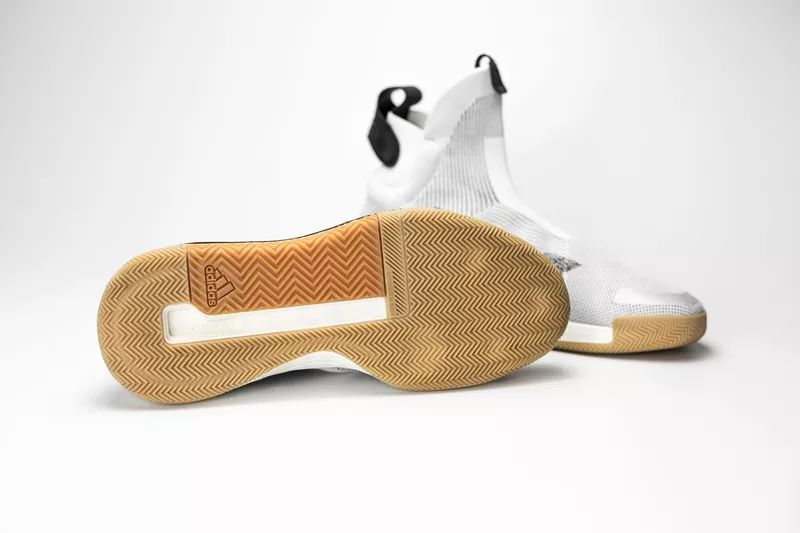 新款adidas休闲鞋,adidas最新推出的超轻跑鞋