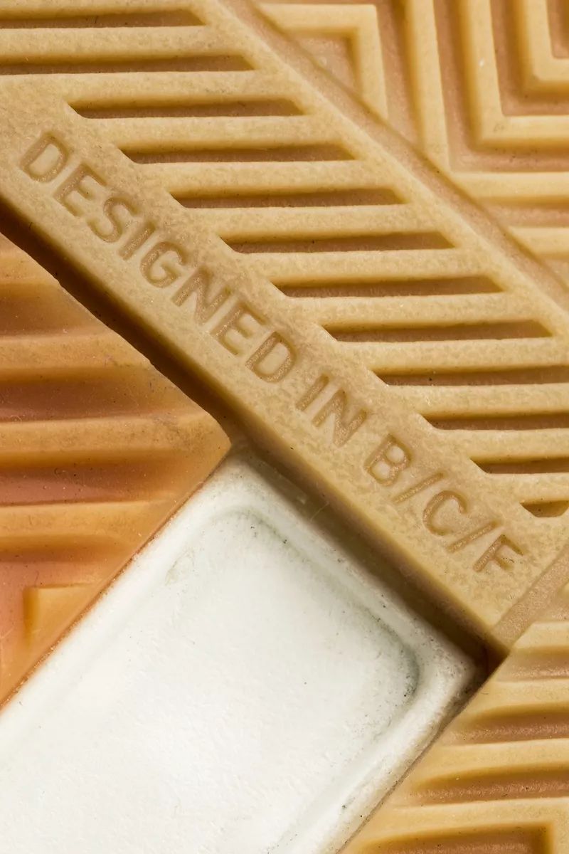 新款adidas休闲鞋,adidas最新推出的超轻跑鞋