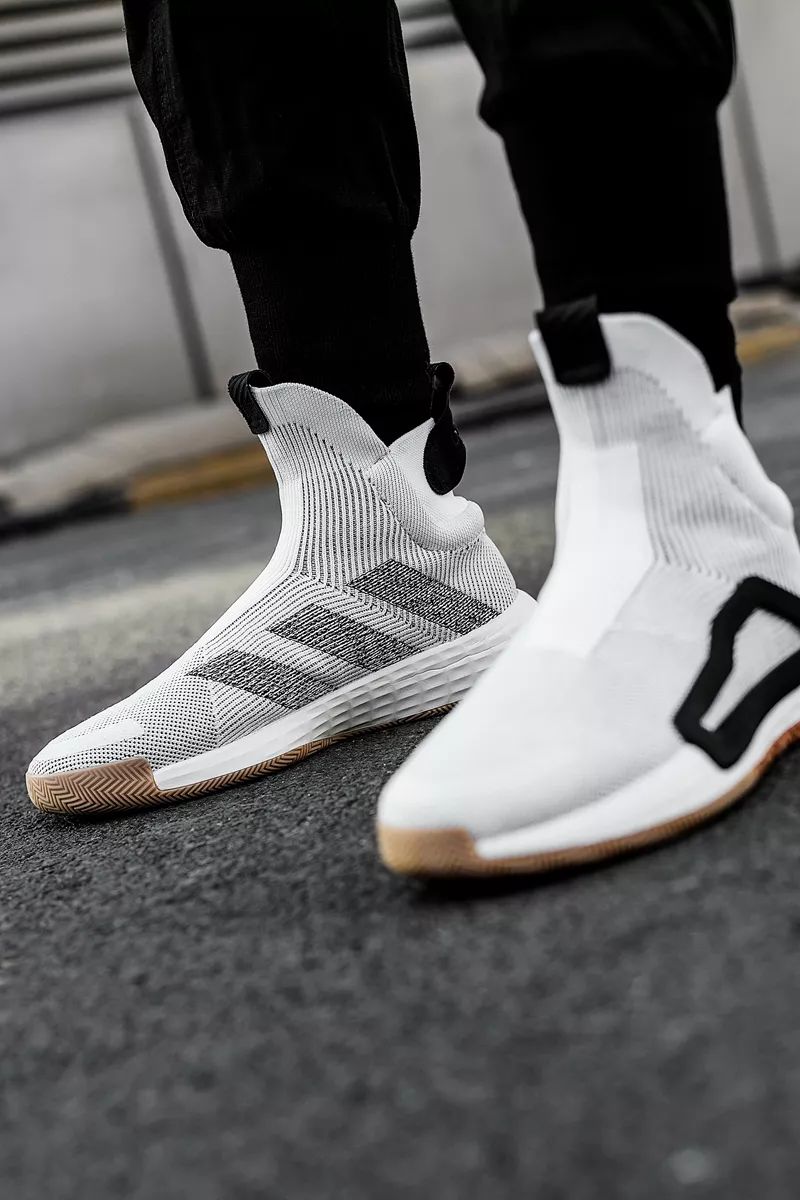 新款adidas休闲鞋,adidas最新推出的超轻跑鞋