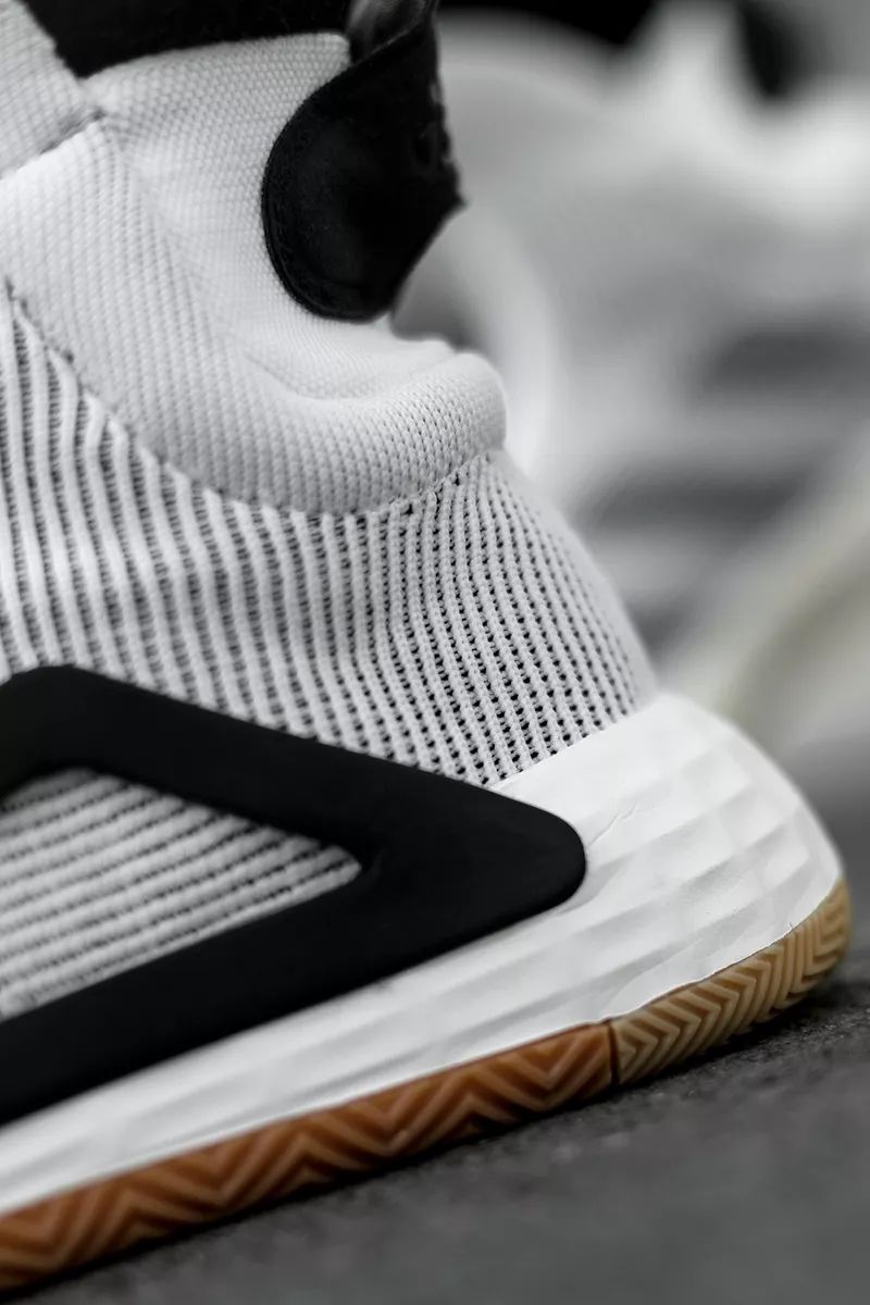 新款adidas休闲鞋,adidas最新推出的超轻跑鞋