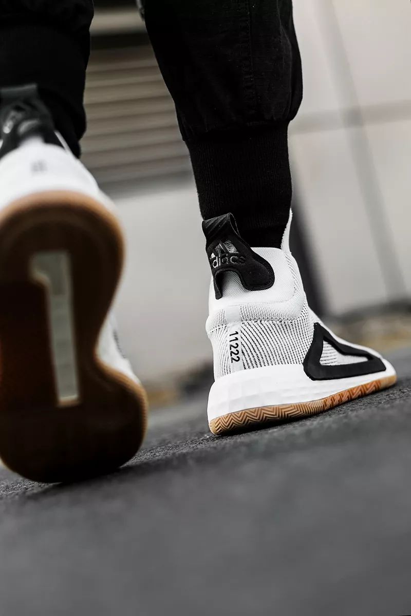 新款adidas休闲鞋,adidas最新推出的超轻跑鞋