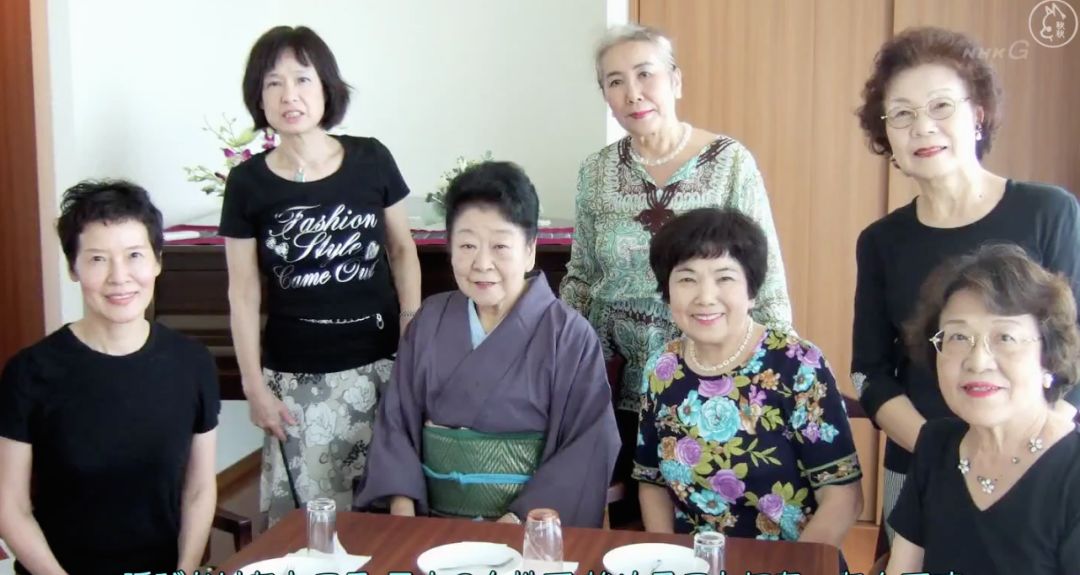 一辈子没结婚，7个单身女人买房同居10年，80岁了还染发、化妆、四处去浪……把老年生活过成了诗