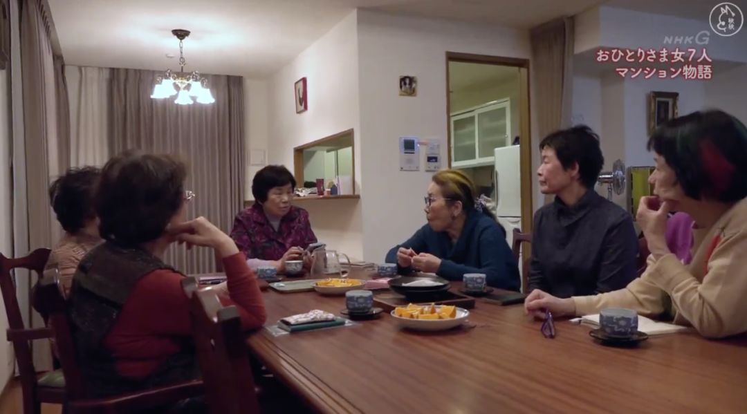 一辈子没结婚，7个单身女人买房同居10年，80岁了还染发、化妆、四处去浪……把老年生活过成了诗