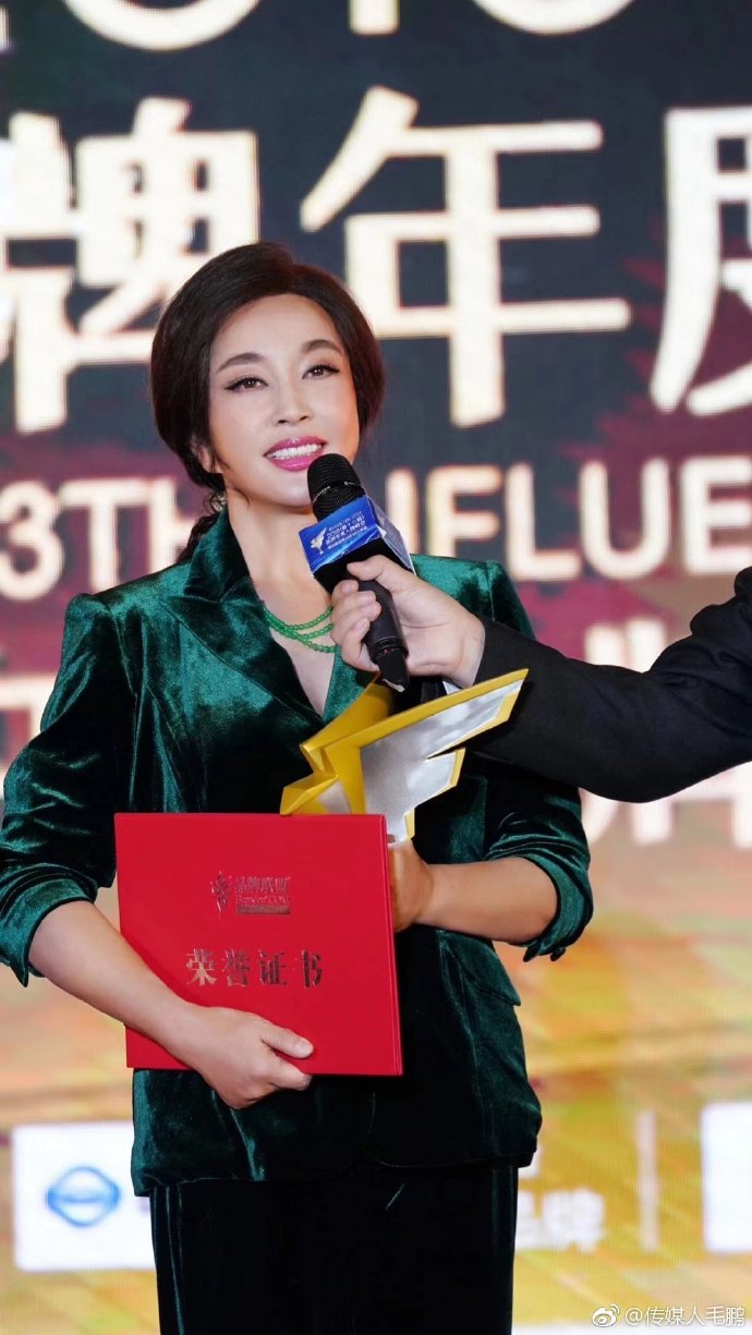 65岁刘晓庆晒少女自拍照片,刘晓庆撞玻璃门新闻