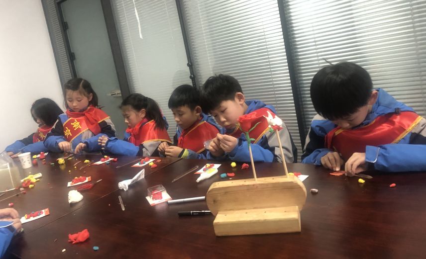 玄外附小·旋风雏鹰假日小队丨巧手捏面人，文化指尖承