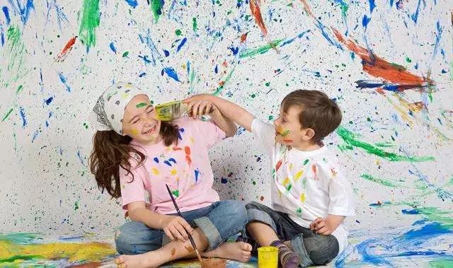 孩子靠画画赚钱,靠孩子的画赚钱