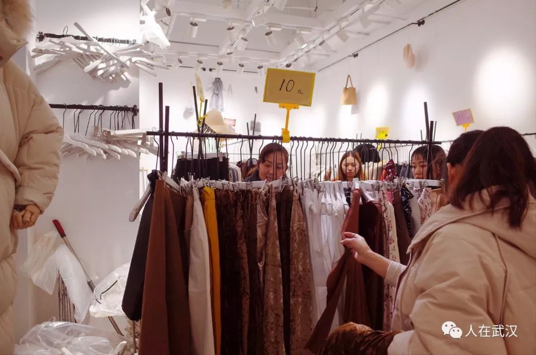 汉正街品牌服饰清仓休闲套装,武汉汉正街鞋子批发市场清仓处理