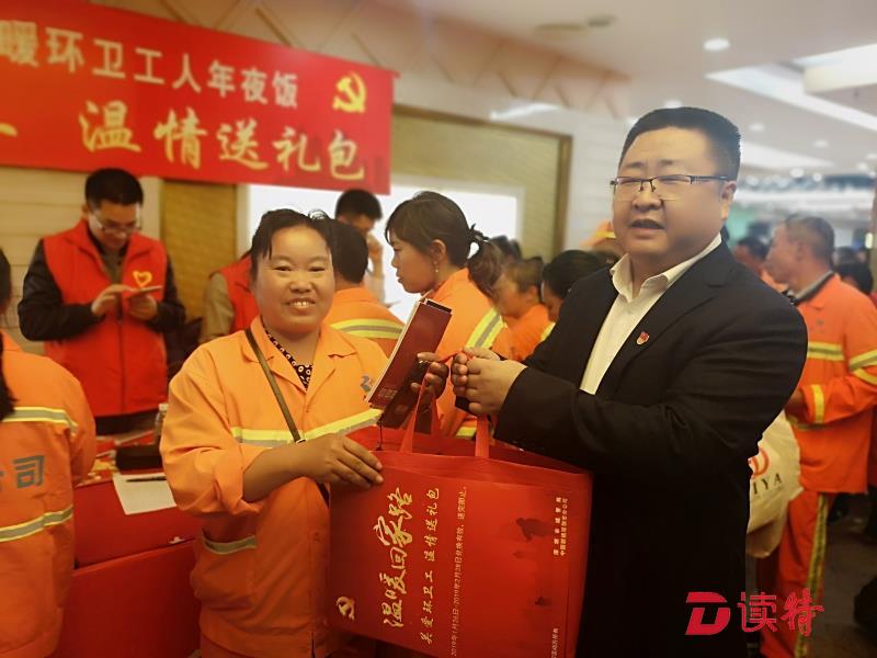 环卫工人五一假期坚守岗位,环卫工人过年坚守在一线