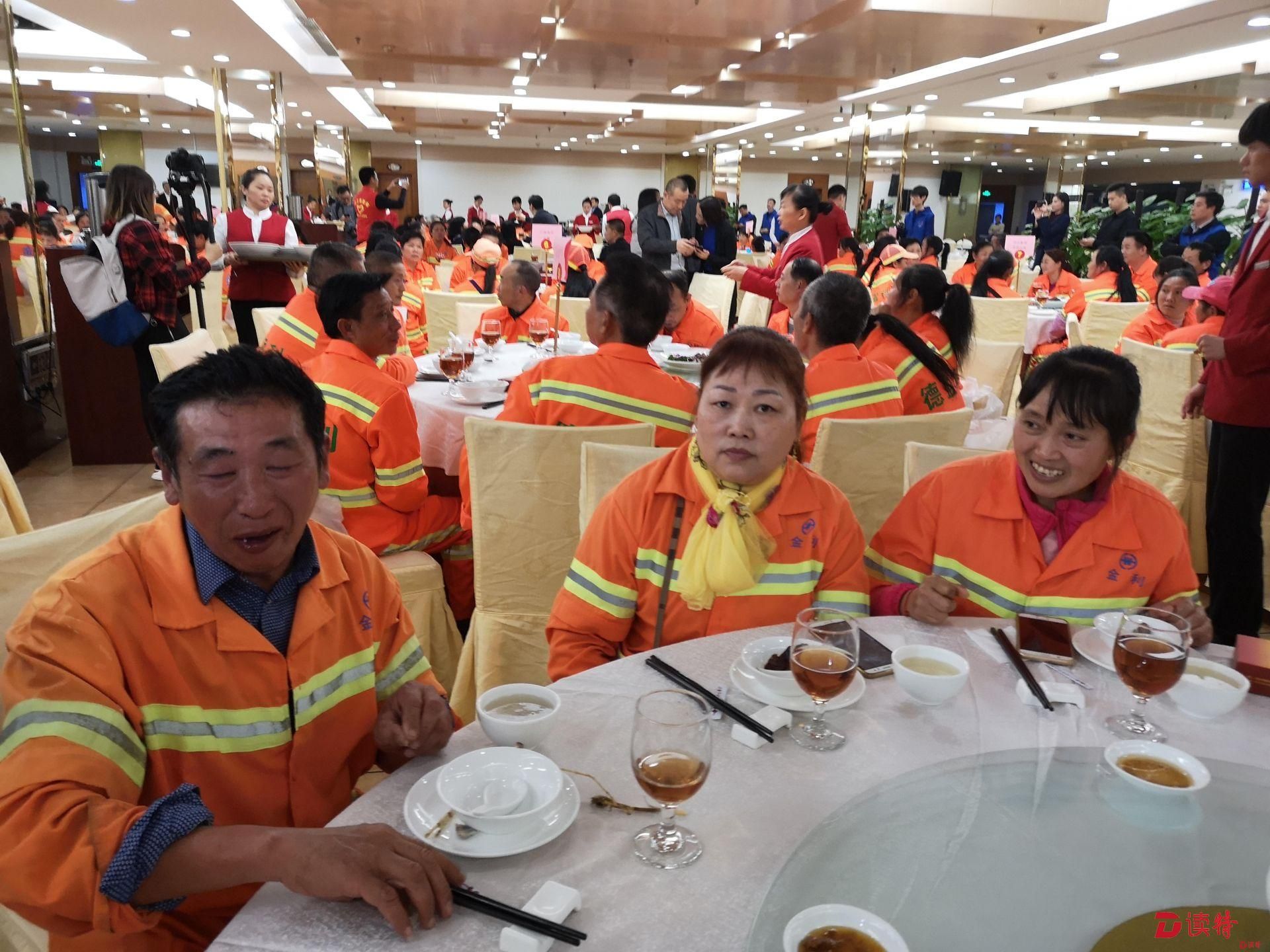 环卫工人五一假期坚守岗位,环卫工人过年坚守在一线