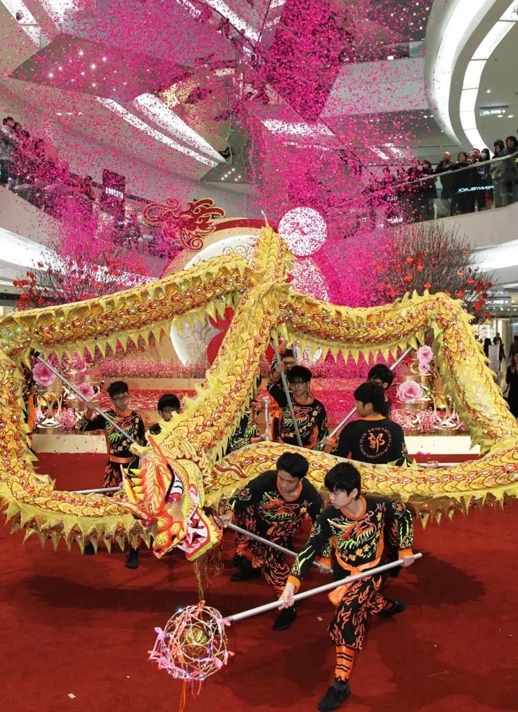 港女有话说｜赛马、舞狮、逛年宵市场……春节假期到香港玩点啥？