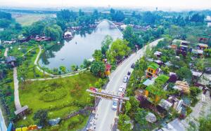 看熊猫吃火锅逛夜市,看熊猫吃萝卜