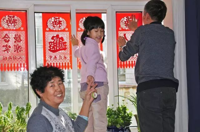 年二十九贴对联好吗,年俗视频二十九