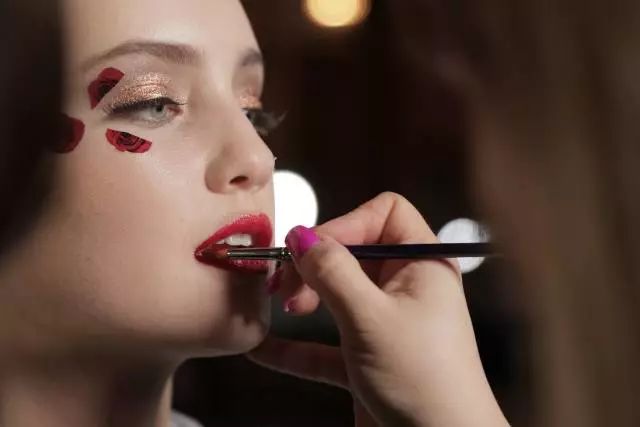 买嘴唇笔买一支装的,买唇线笔