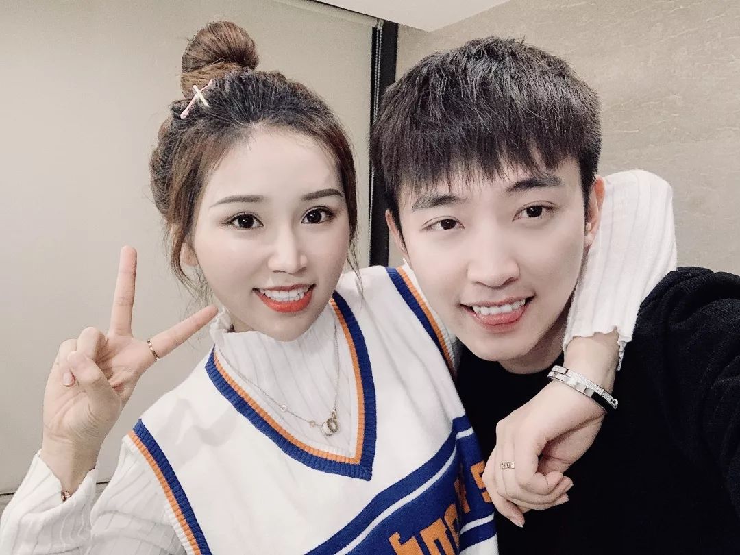 情侣装这么穿回头率绝对200%,与闺蜜男朋友穿情侣装