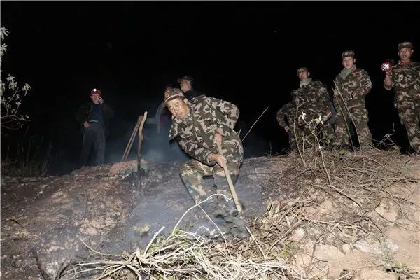 马关县山火民警奋力扑救,各地山火扑救情况