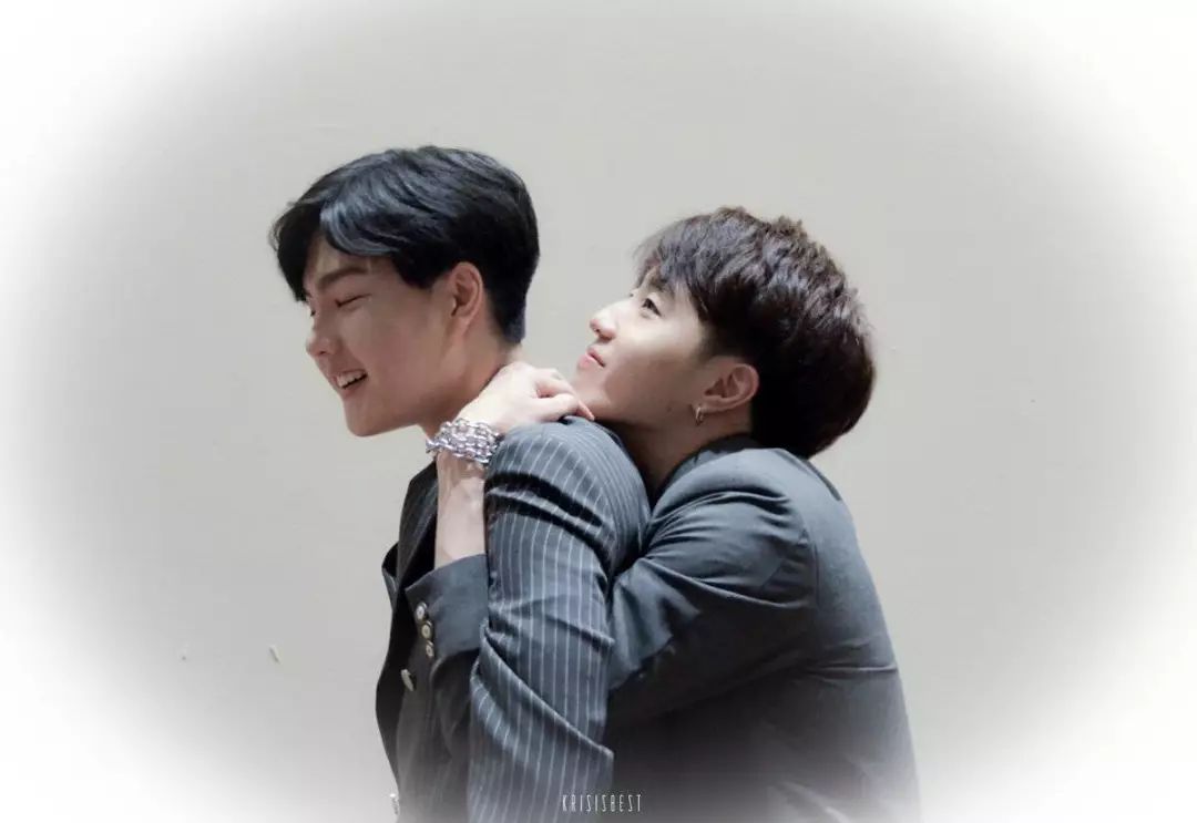 kris涓枃鍙戣█,kris绗竴娆¤繘鍩庡崠涓滆タ