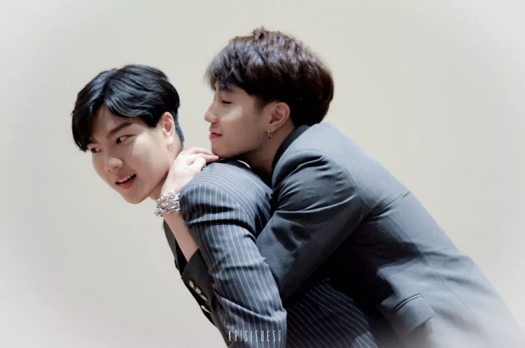 kris涓枃鍙戣█,kris绗竴娆¤繘鍩庡崠涓滆タ