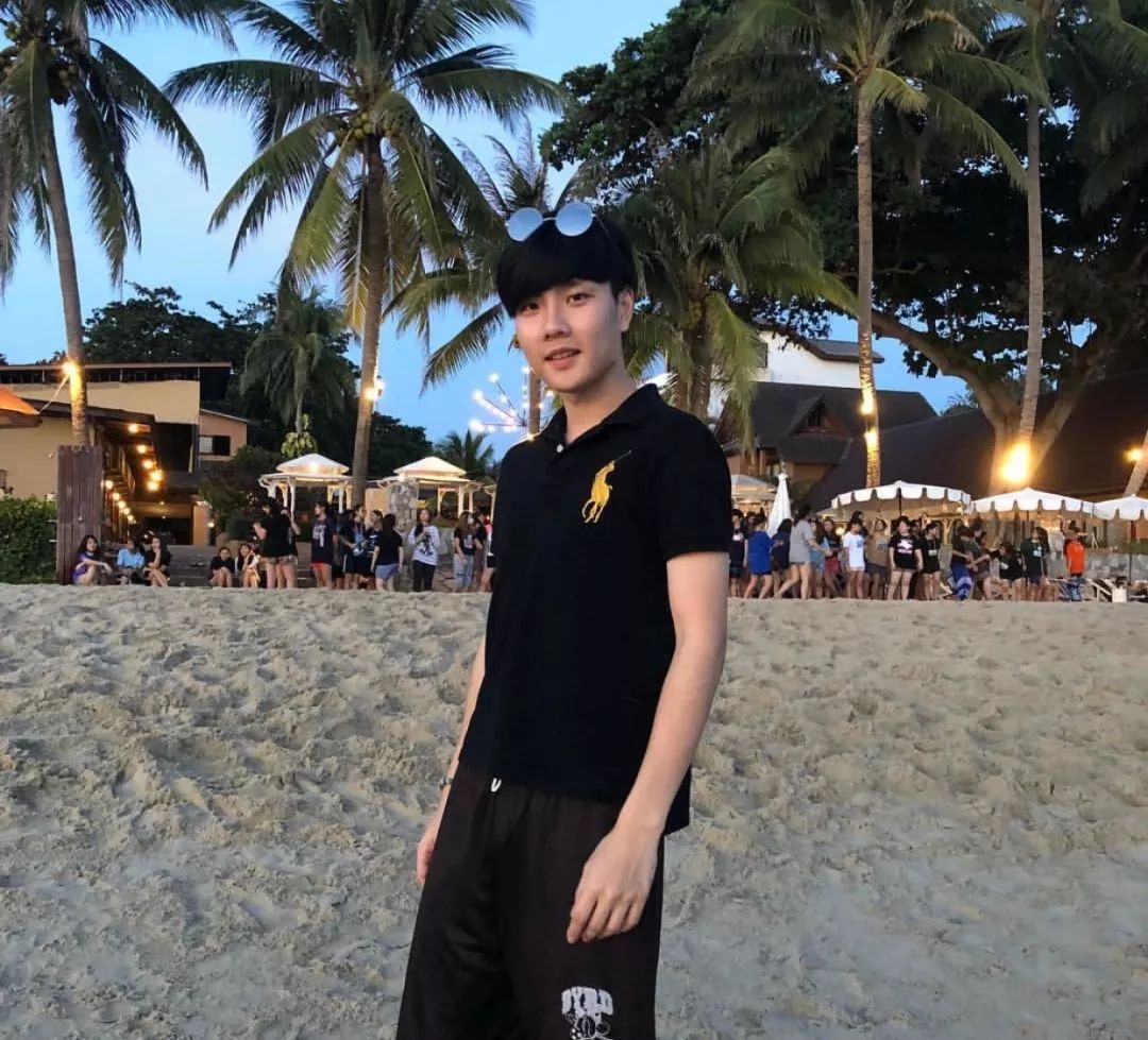 kris涓枃鍙戣█,kris绗竴娆¤繘鍩庡崠涓滆タ