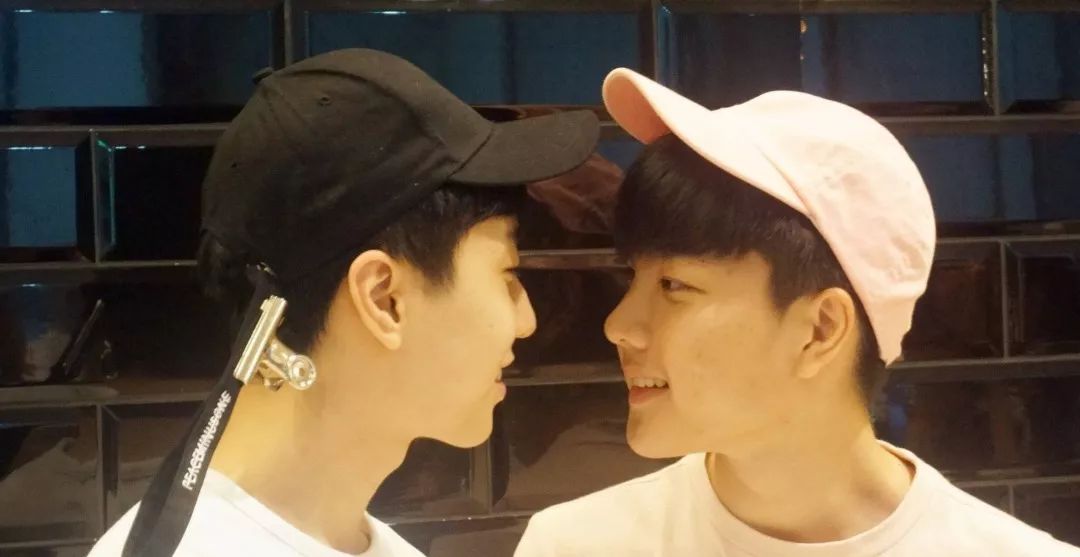 kris涓枃鍙戣█,kris绗竴娆¤繘鍩庡崠涓滆タ