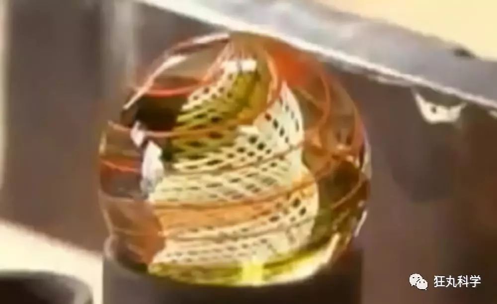 玻璃球里面的花纹是怎么回事,玻璃球中的花纹是如何印在里面的