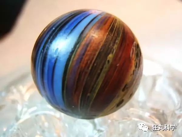 玻璃球里面的花纹是怎么回事,玻璃球中的花纹是如何印在里面的