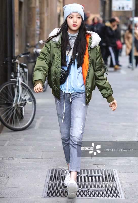 欧阳娜娜少女感真强！一身潮牌现身花店，俏皮甜美，上演粉色可爱