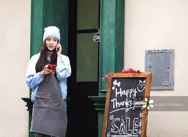 欧阳娜娜少女感真强！一身潮牌现身花店，俏皮甜美，上演粉色可爱