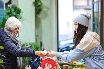 欧阳娜娜少女感真强！一身潮牌现身花店，俏皮甜美，上演粉色可爱